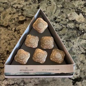 🎉 Artisan de Luxe 6 Drawer Knobs.